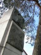 Pomnik w okolicy kesza