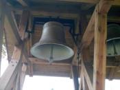jeden z trzech dzwonów, z niemieckimi inskrypcjami