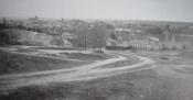 1888 r. Widok z wyrobiska piasku gdzie obecnie znajduje się Stadion 650-lecia. Mleczarnia i fabryka drożdży na pierwszym planie.