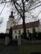 Zabytkowy kościół przy pałacu