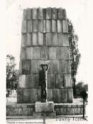 Obelisk wraz z figurą (źródło: Dawny Tczew)