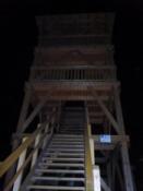 starogroniowa wieża nocą