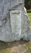 Kamień pamiątkowy na placu szkolnym