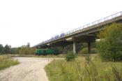 lokomotywa przejeżdża pod niewidzialnym mostem