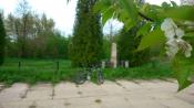 Cmentarz obok kwitnących sadów :)