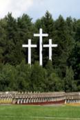 Nad cmentarzem górują trzy pomalowane na biało krzyże