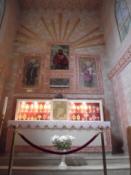 Wnętrze kaplicy z mnóstwem relikwii
