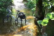 Lato - Pisia wezbrana, mostek pod wodą... rower stoi na mostku