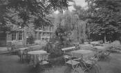 Ogródek przydworcowej restauracji w 1938