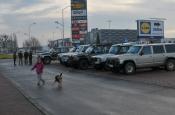 ...później wsiedliśmy do aut...