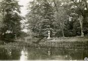 Latarnia japońska nad stawem. Na drugim planie widoczne jest wzgórze z antyczną świątynią. (ok. 1930 r.)