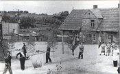 Centrum wsi w 1953 roku podczas procesji Bożego Ciała