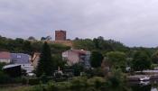 góruje nad kanałem
