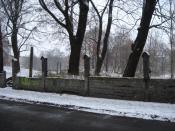 widok na ozdobne ogrodzenie cmentarza