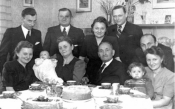 rodzina (od lewej: córka Genowefa z mężem Seweryna z Józefem oraz wnuczką Hanią, przyjaciel rodziny, Stanisława wraz z mężem Wiktorem, Maria z mężem Konstatnym i córką Aleksandrą)