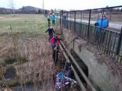 Niebezpieczna przeprawa przez strumyk ;D