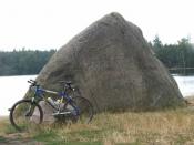 Mój rower przy kamieniu