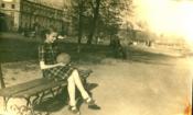 Dziewczynka siedząca na ławce w Parku Wielkopolskim - lata 50.
