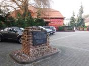 fragment muru na terenie parkingu hotelu