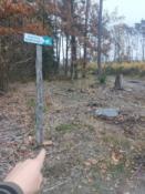 Słupek z keszem i przewrócony słupek.