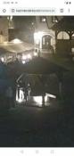 Stoimy w narożniku studni oświetleni lampą od dolu