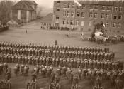 1931r - Święto Pułku Piechoty - na zdjęciu widać do dziś zachowany budynek koszar, a z lewej jeden z ciekawszych budynków w naszym mieście