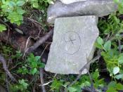 pozostałość - kamień z logo