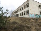 Koszary wyglądają rzeczywiście jak szkoła-tysiąclatka