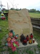I tu pomnik ofiarom Katynia i Smoleńska...