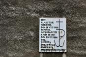 Tablica na murze klasztoru