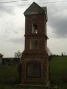 Kapliczka nad brzegiem jeziora