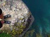 Na skale nad zalanym kamieniołomem