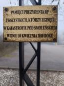 tabliczka na krzyżu