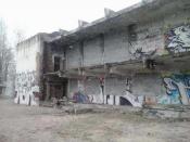 resztki elewacji i tarasu, widok od strony peronów