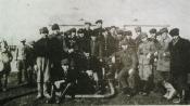 Foto 1 - Członkowie OSP w 1947r na tle bohatera kesza