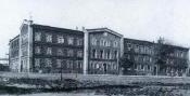 Szkoła przebudowana z dawnego więzienia przy obecnej ul. Tuwima 