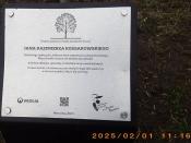 W pobliżu pamiątkowa tablica...