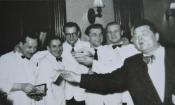 Kelnerzy przy pracy oraz płacący gość. 1957 r.