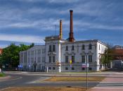 Budynek wódką skąpany.