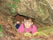 Córka wystaje z jaskini...