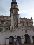 W Zamościu przed Ratuszem