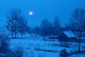 Zdjęcie blue moon wykonane przez B.K.K. w Puszczy Białowieskiej, w dniu 31.12.2009r. Zamieszczone za zgodą autora.