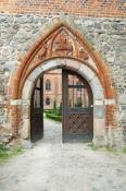 Portal z ceramicznym tympanonem