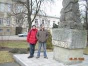 Przed pomnikiem