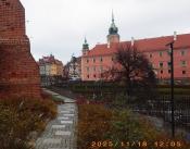 Przed Zamkiem Królewskim właśnie montowana jest choinka