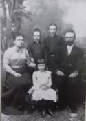 Bronislawa i Albert Hellwigowie z dziecmi Stefanem, Bronislawem i Zofia
