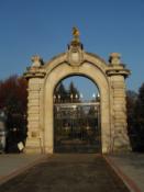 brama główna kiedyś zdobiła rezydencję Donnersmarcków