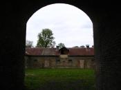 Widok przez bramę.