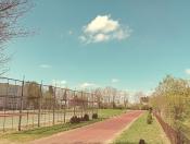 Widok z Góry Straceńców na Świdwin, przysłonięty infrastrukturą SPnr4, okolicznymi sądami i blokowoskami.