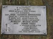 krzyż i pamiątkowa tablica